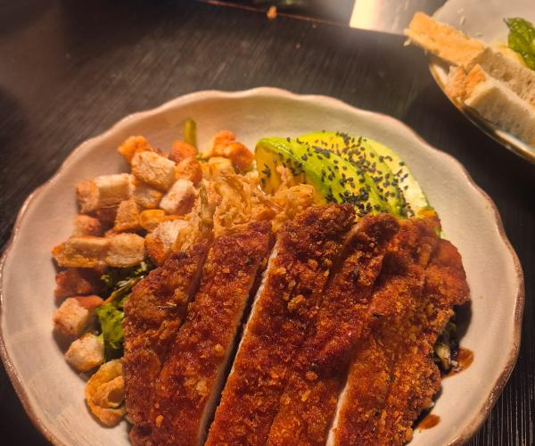 Ensalada de pollo apanado