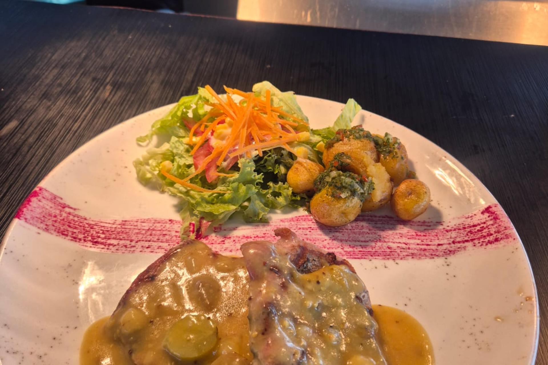 Lomo de cerdo en salsa de mostazas