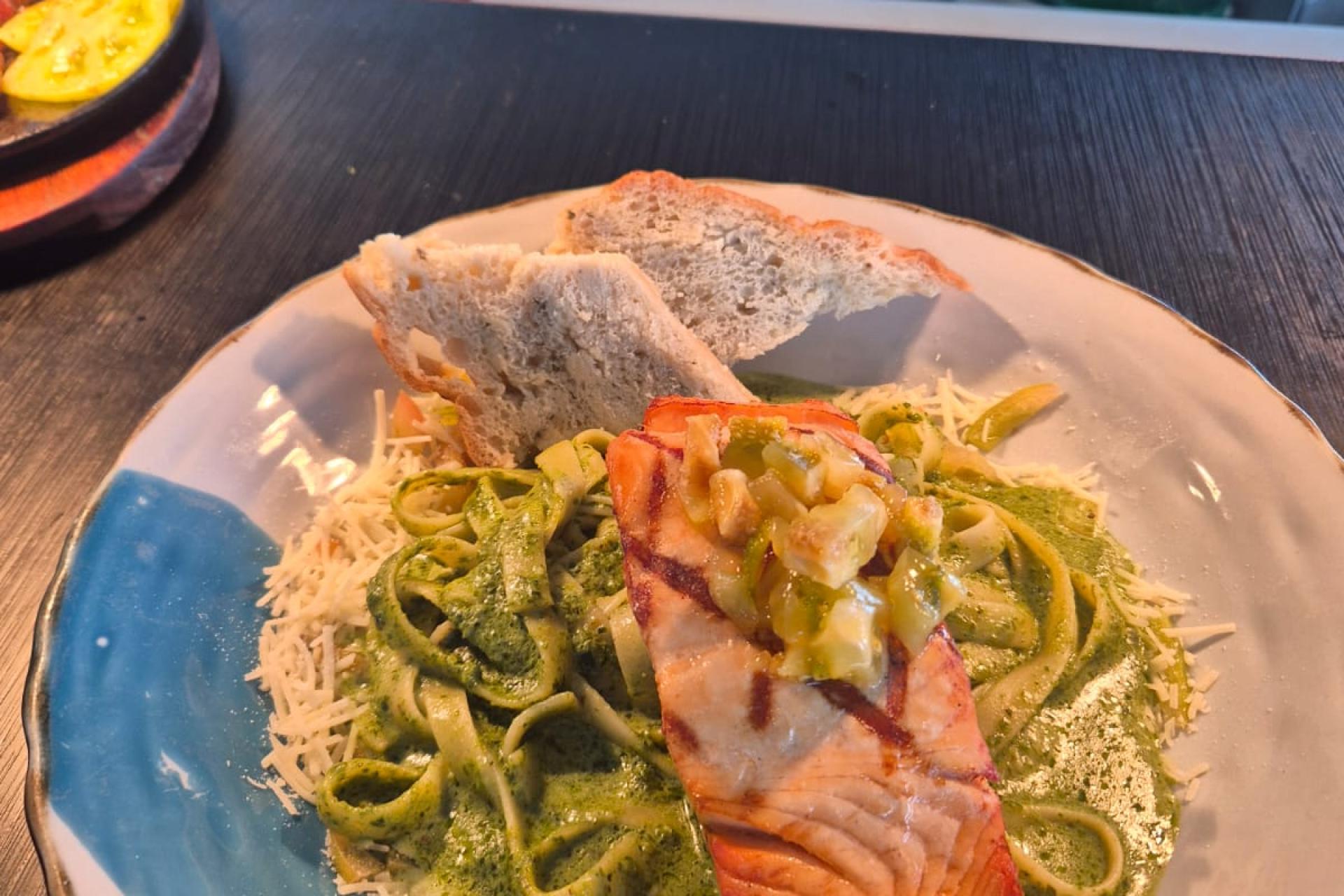 Salmon Parrillado con Pasta al Pesto