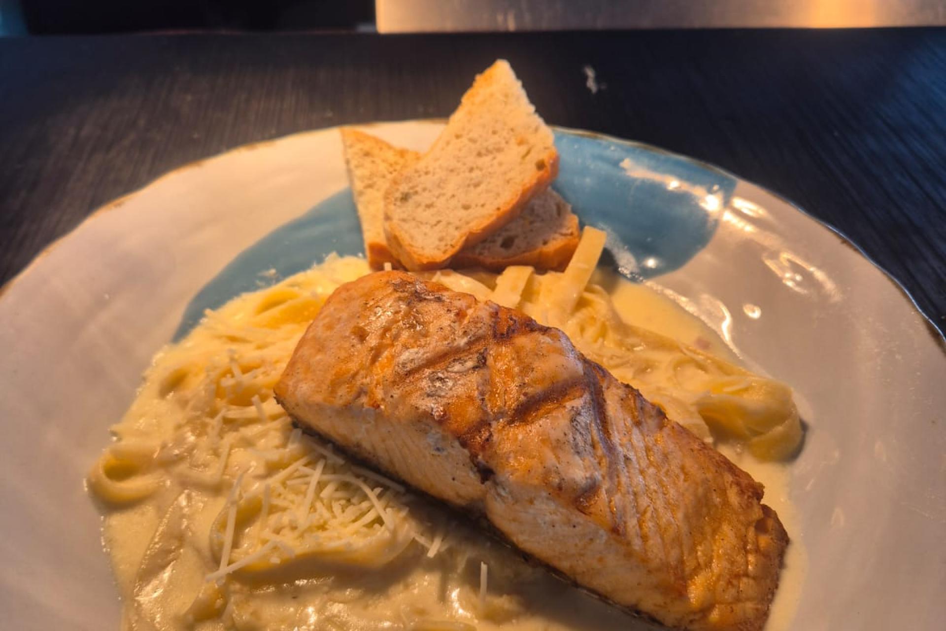 Salmon Parrillado con Pasta Carbonara