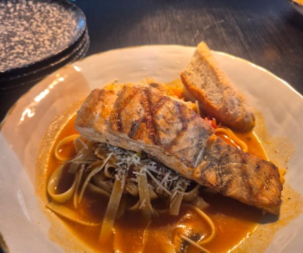 Salmon parrillado con pasta siciliana