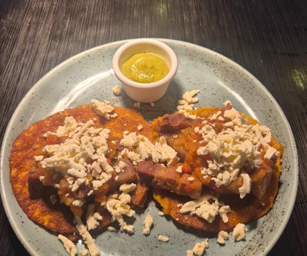 AREPA DE CHOCOLO CON CHICHARRON