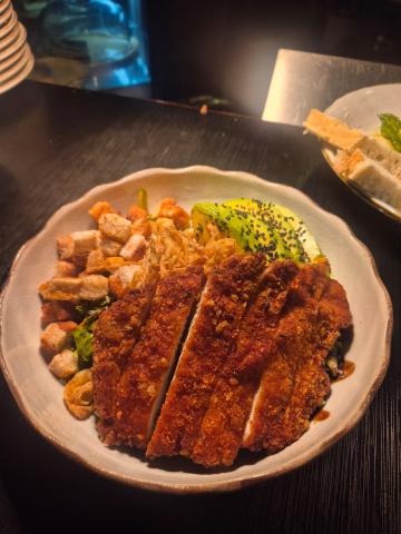 Ensalada de pollo apanado