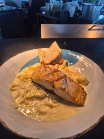 Salmon Parrillado con Pasta Carbonara