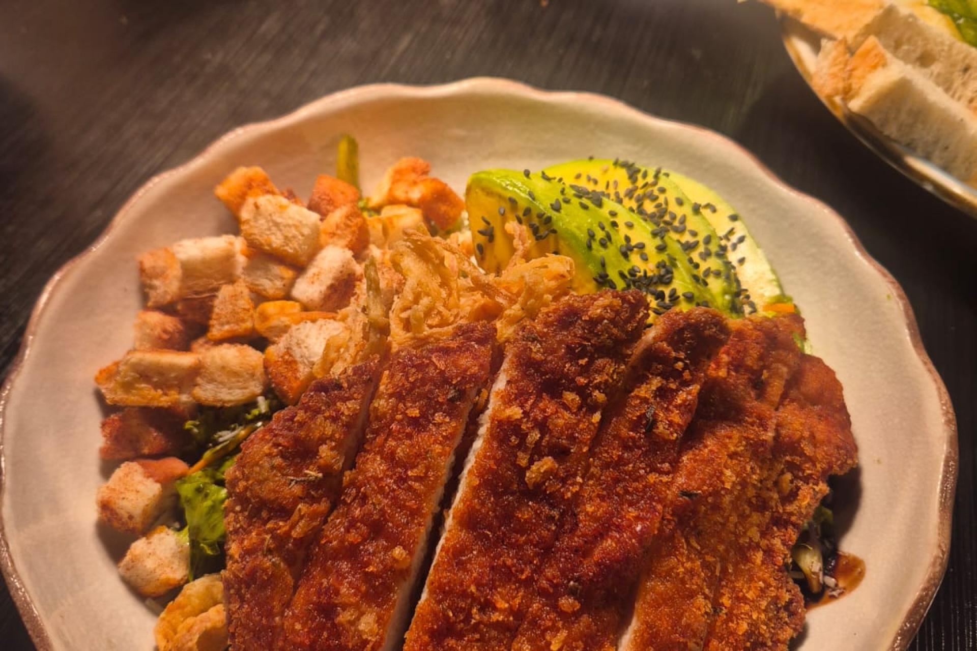 Ensalada de pollo apanado