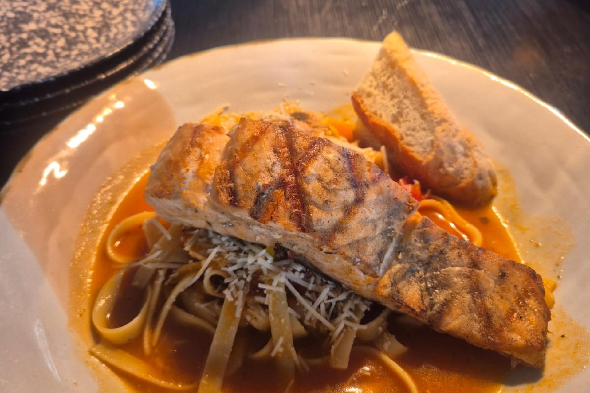 Salmon parrillado con pasta siciliana